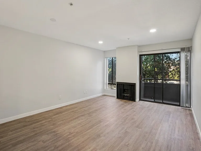 315 Virgil — Photo 28