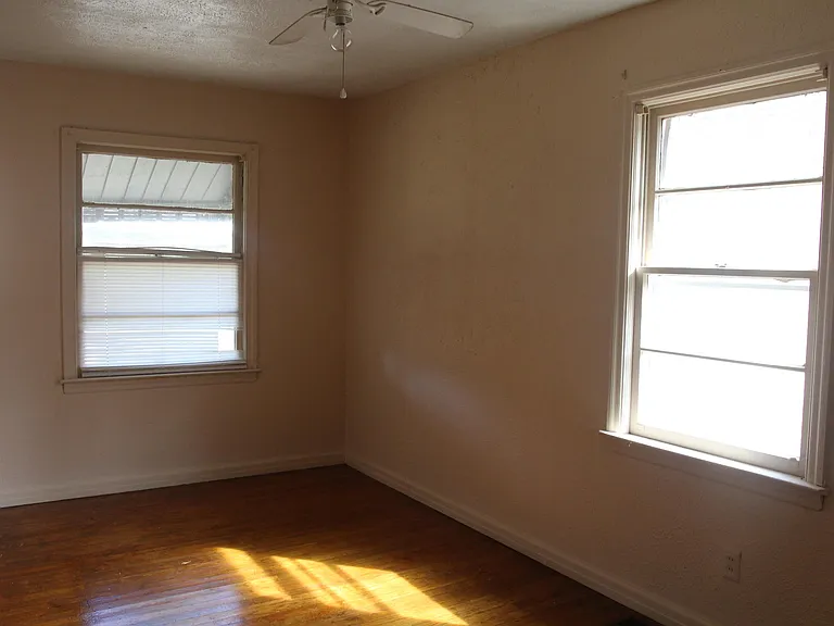 706 W Mercer Ave — Photo 5