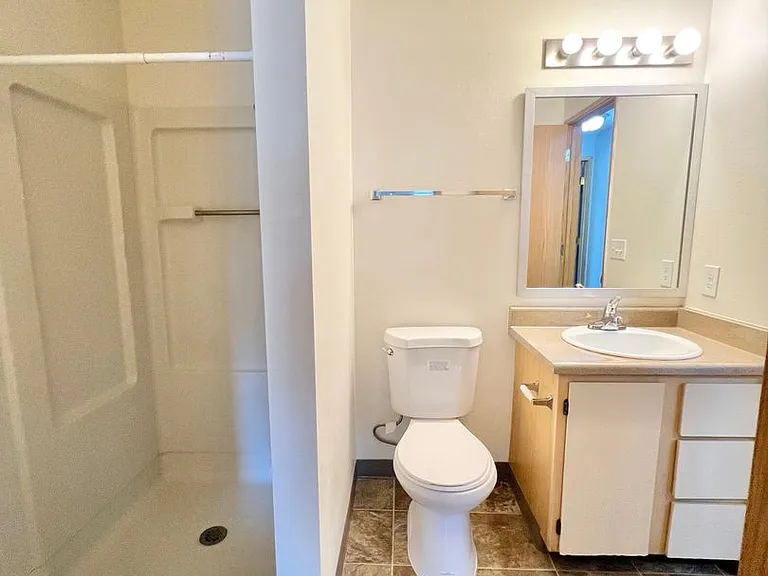 Willow Creek Apartments — Photo 24
