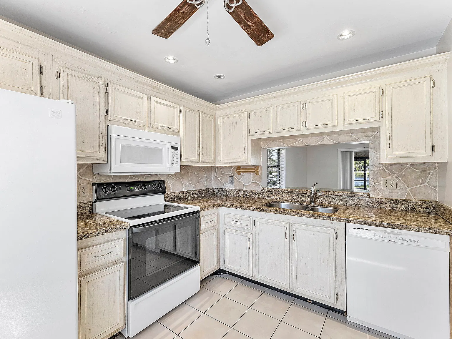 2 bed, 943 sqft, $2,400 — Photo 2