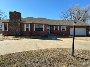 1013 S Lillian Ave, Bolivar, MO 65613