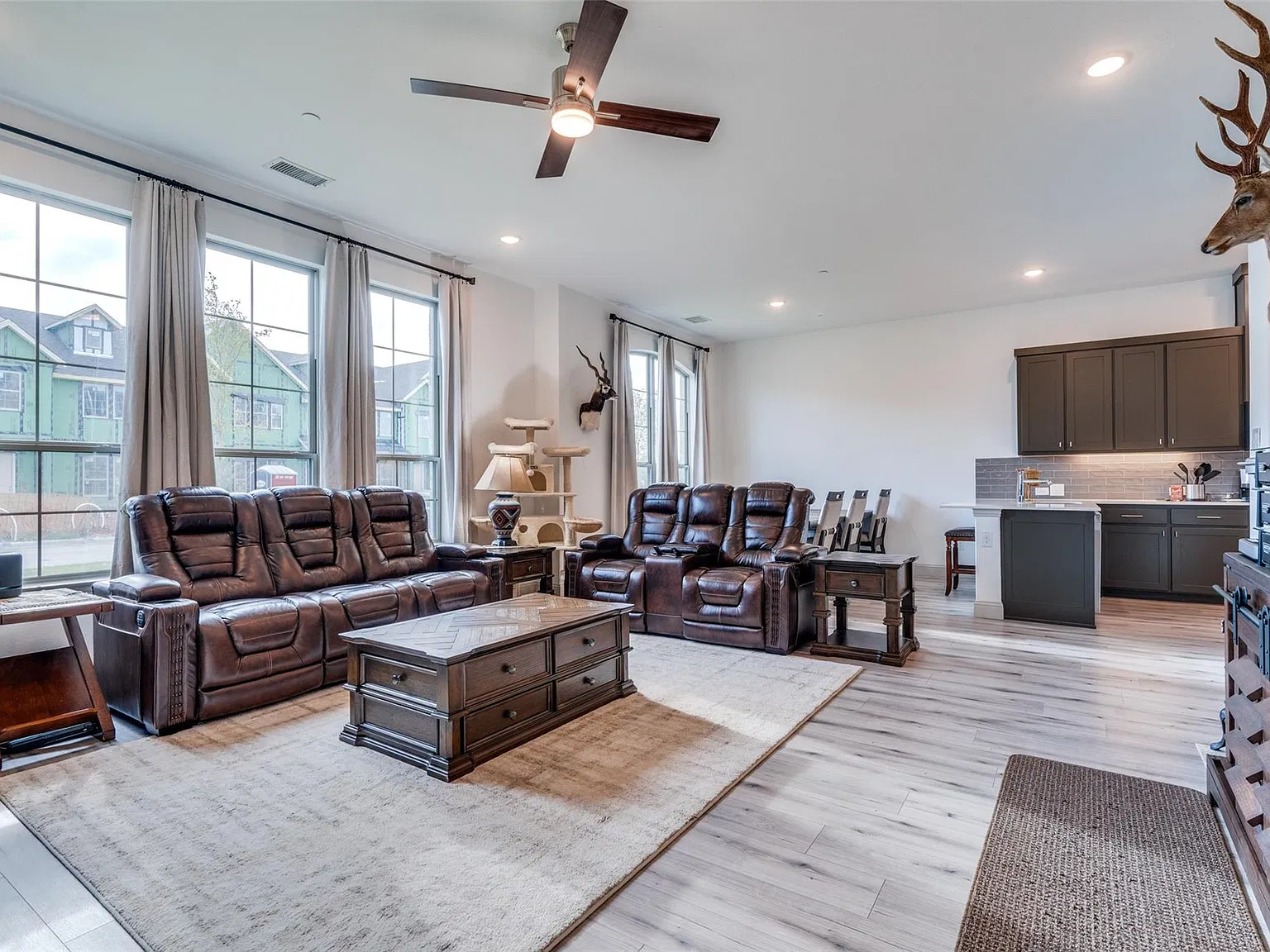 3 bed, 2.5 bath, 2257 sqft, $2,995 — Photo 3