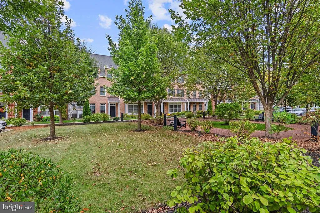 3 bed, 3.5 bath, 2150 sqft, $3,100 — Photo 2