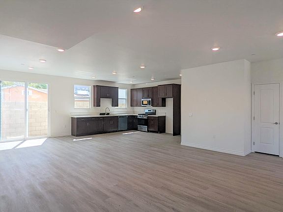 5th image of 9041 Noble Ave
