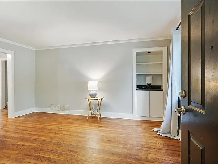 1466 E Rock Springs Rd NE — Photo 2