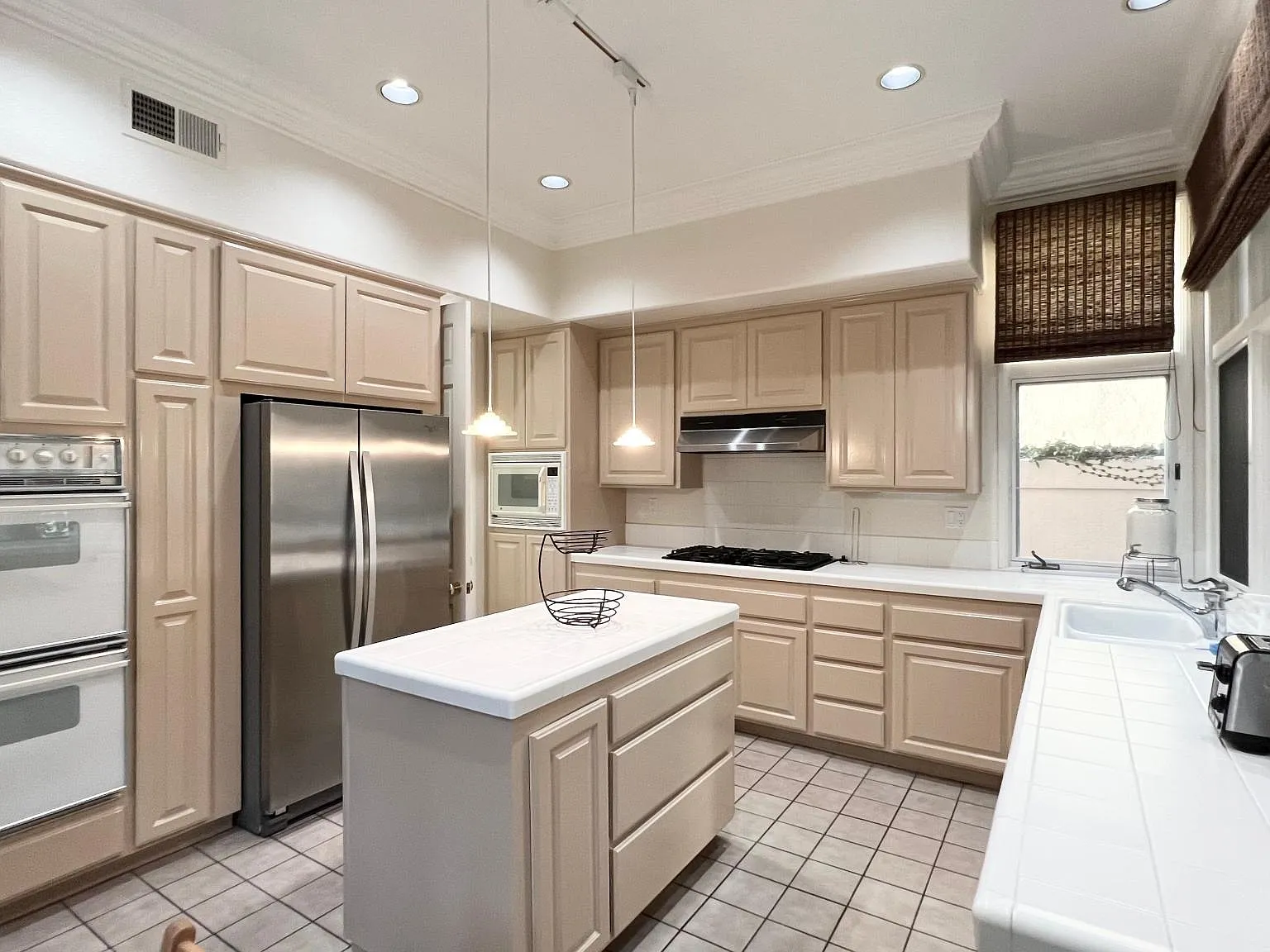 4 bed, 2601 sqft, $7,148 — Photo 3
