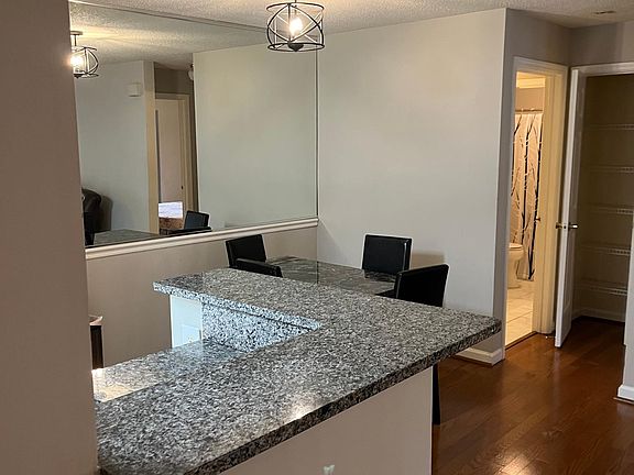 5th image of 319 Granville Ct Unit 319