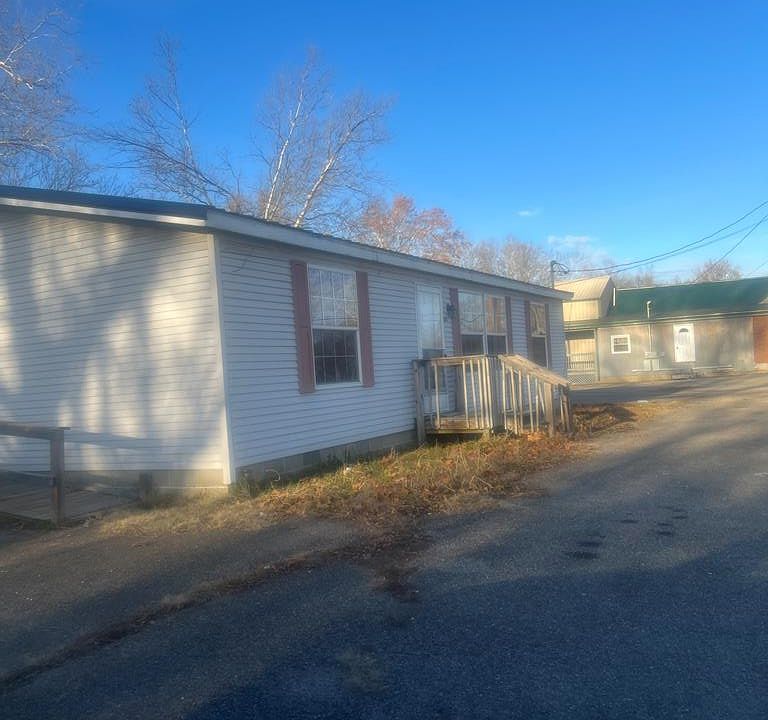 1st image of 660/720 W 2nd St