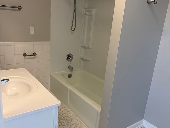 5th image of 10700 S Roberts Rd #1A