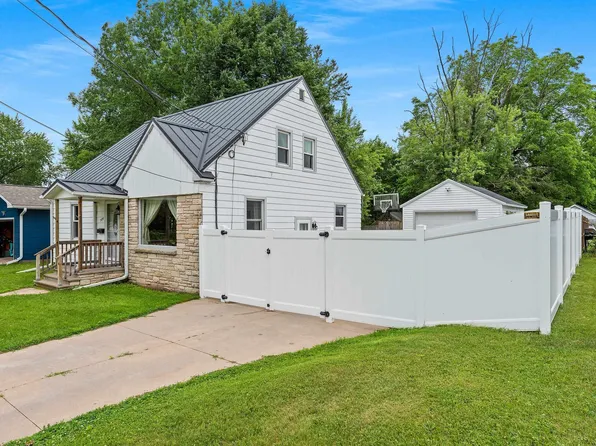 504 W 1st St, Shawano, WI 54166