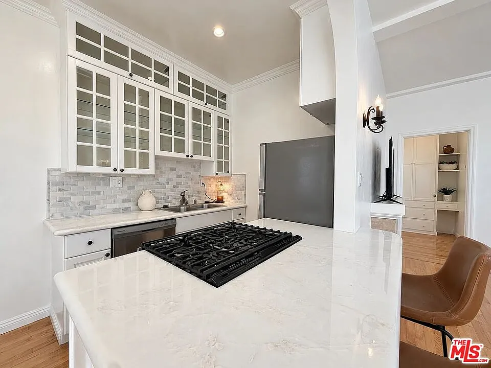 2 bed, 1.0 bath, 800 sqft, $6,000 — Photo 4