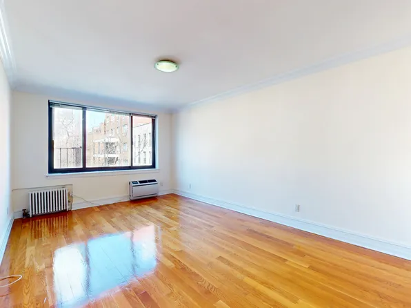 1661 York Avenue image 1 of 7