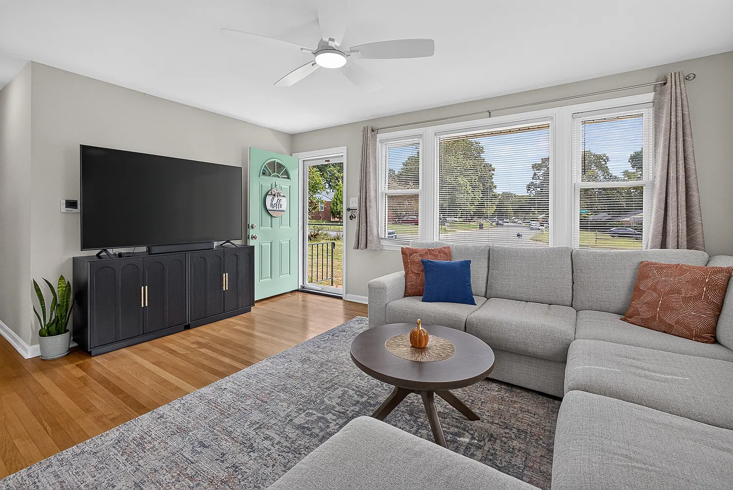 3 bed, 1000 sqft, $2,400 — Photo 3