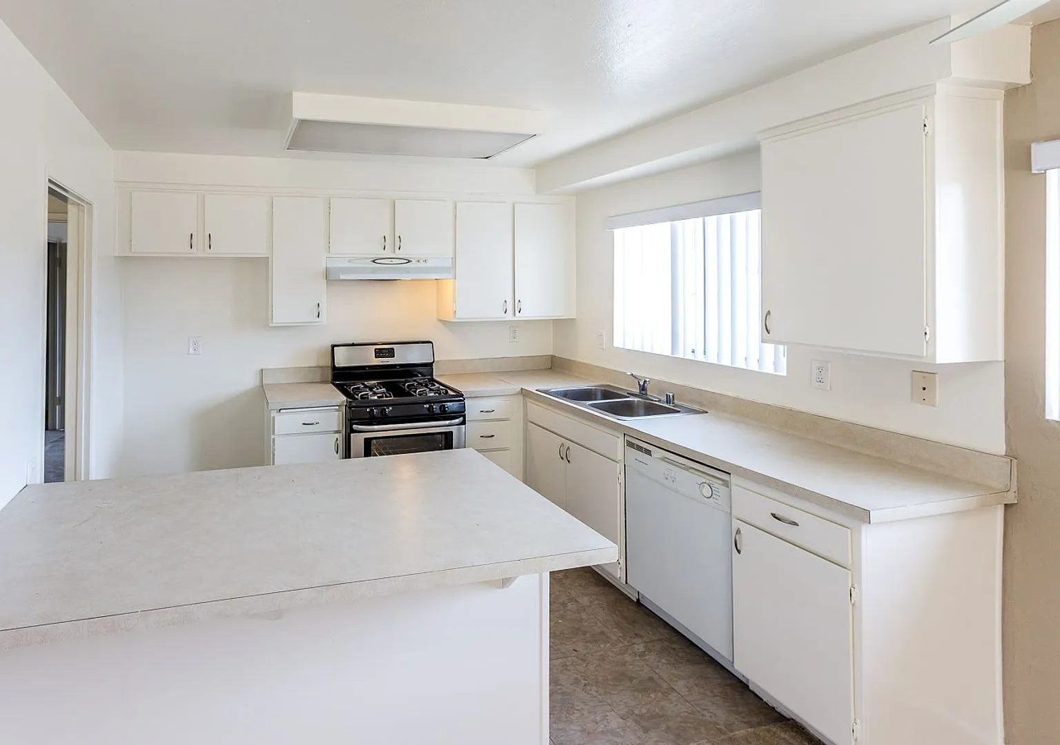 Large Upstairs 1 Bedroom. Private Garage With Auto Opener. Lots Of Storage! — Photo 3