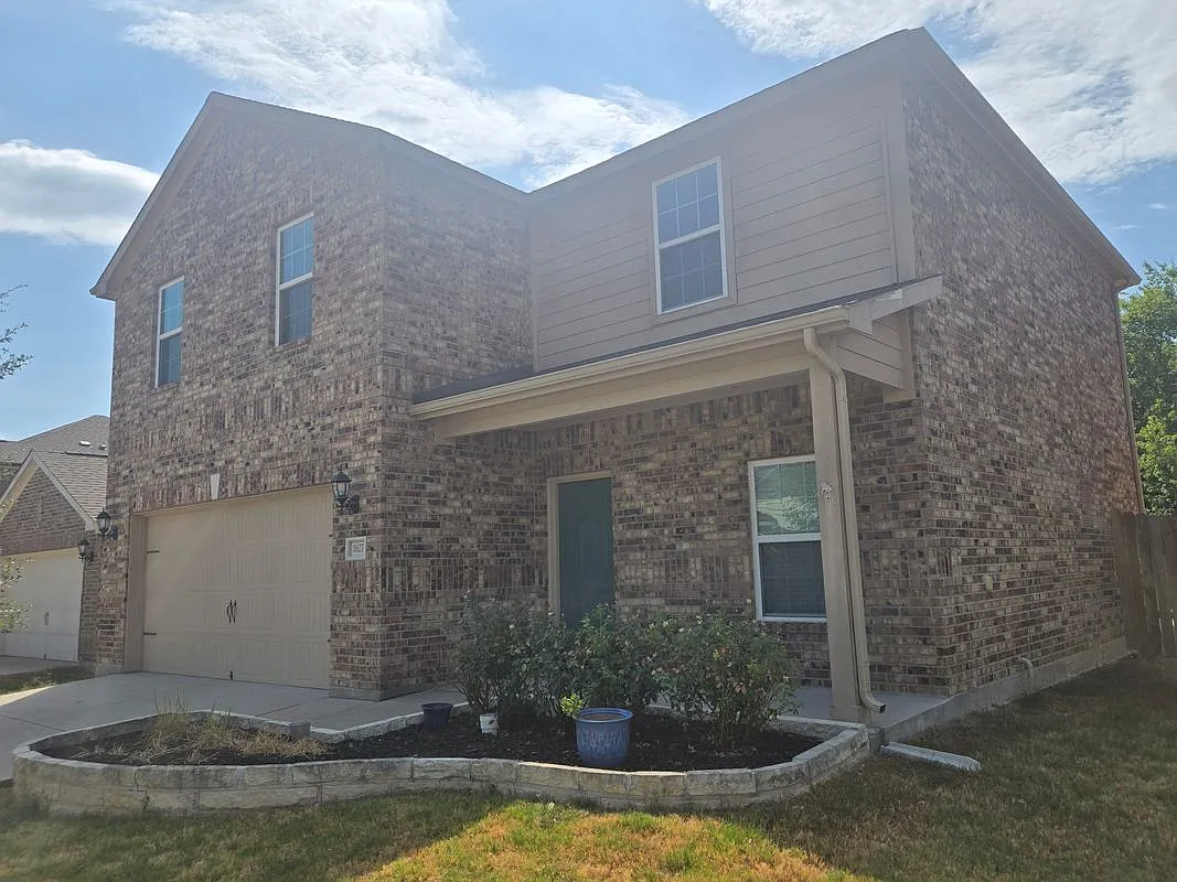 3 bed, 2.5 bath, 2049 sqft, $1,900 — Photo 2