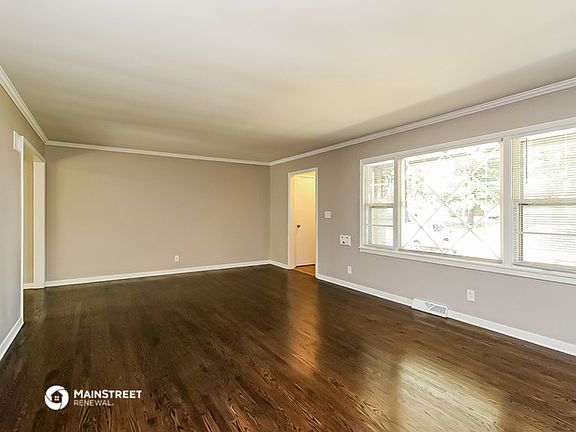 5th image of 921 E 83rd St