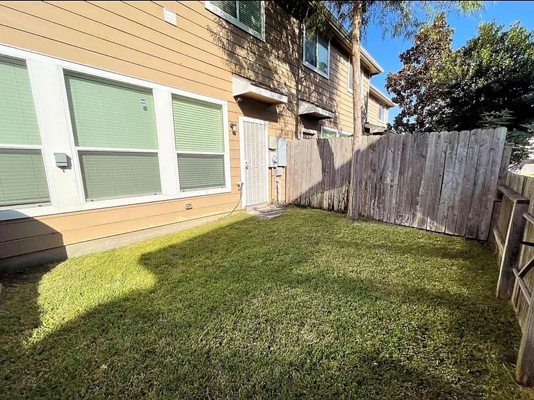 8318 Greys Ln — Photo 17