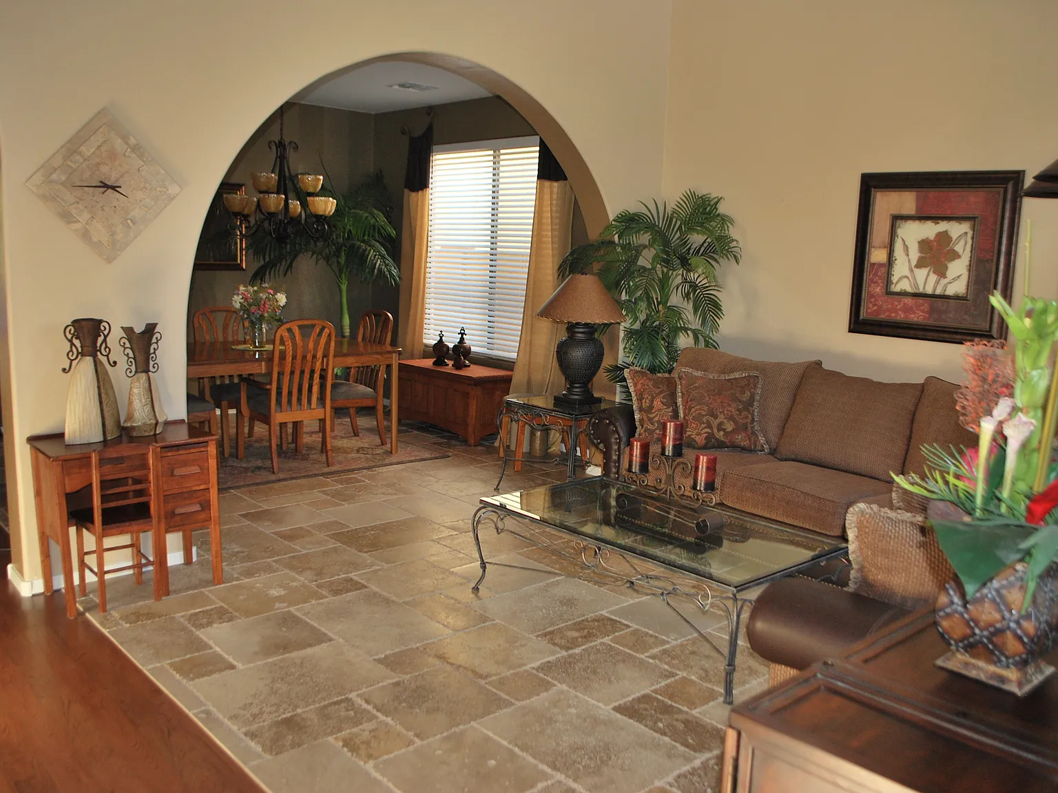 Stunning Executive Home in Foothills Reserve! — Photo 4