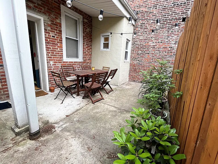 317 S 6th St #1R — Photo 4