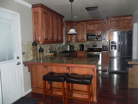 Kitchen (appliances stay)