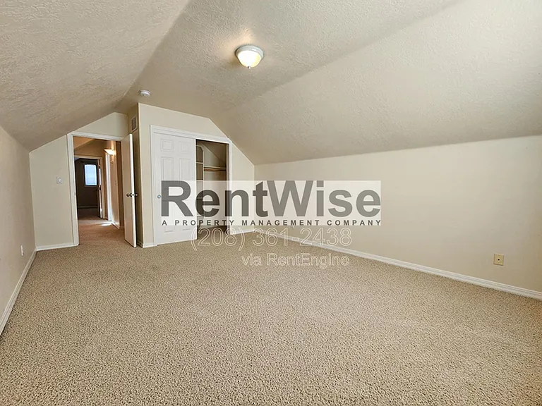 318 W Highland St — Photo 24