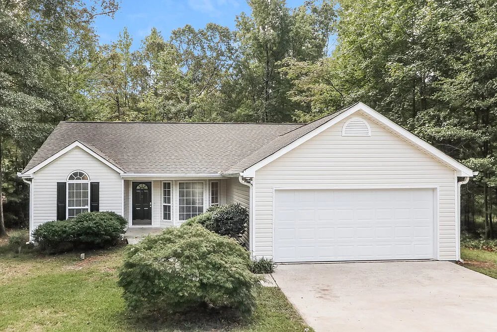3 bed, 2.0 bath, 1571 sqft, $2,010 — Photo 1