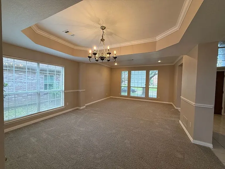 2321 Flanders Ln — Photo 2