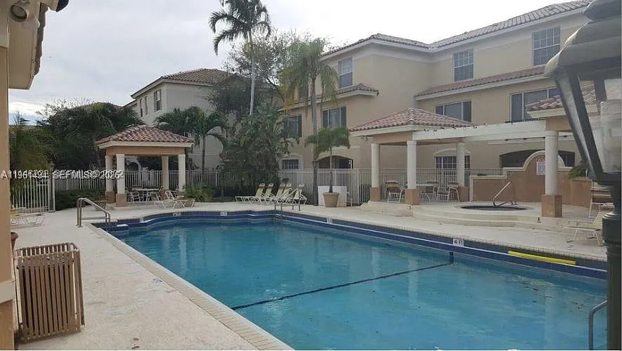 Villas De Tuscany Condo — Photo 2