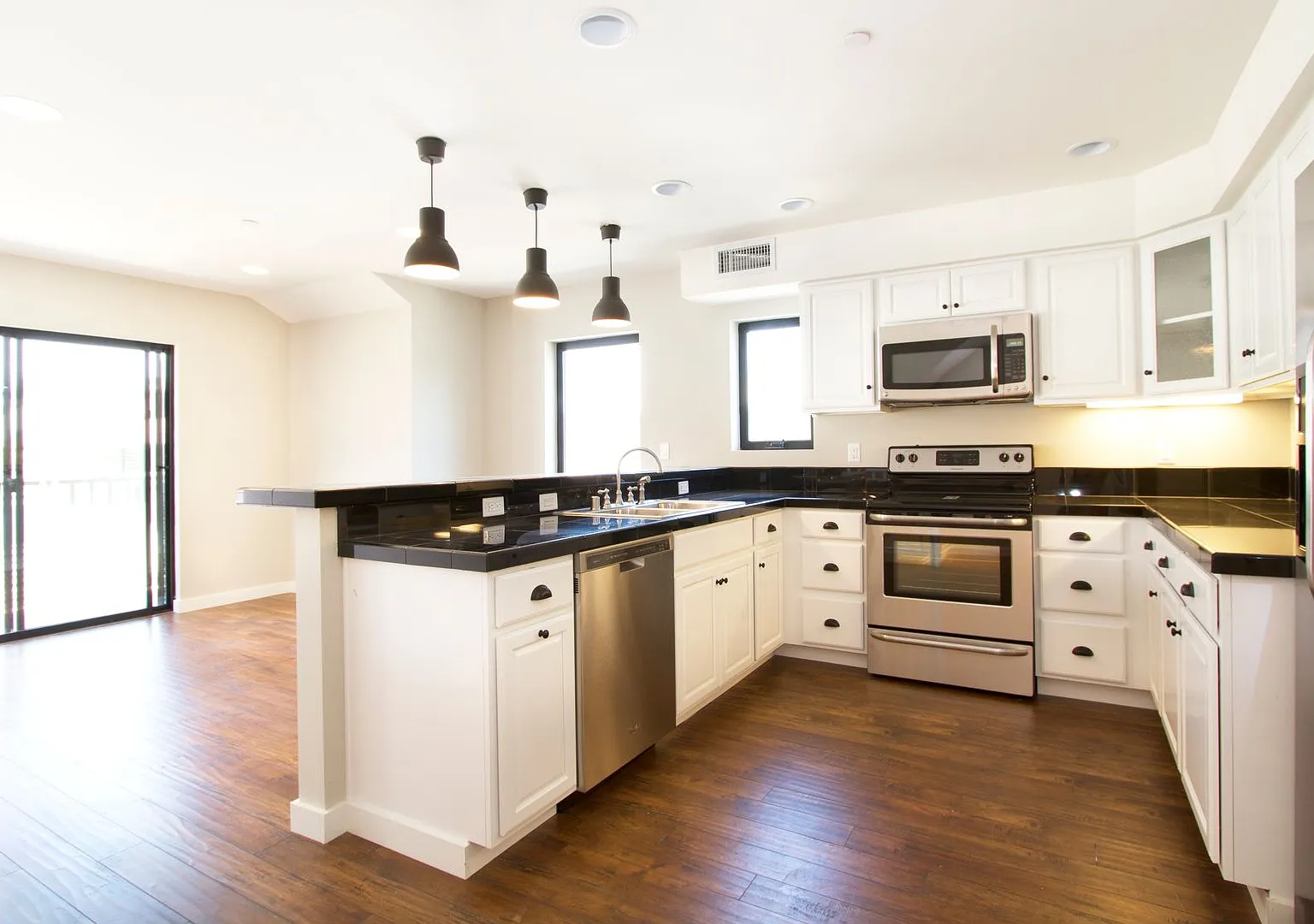 Ideal Off-Campus Housing for USC Students at 1162 W 29th Street — Photo 4