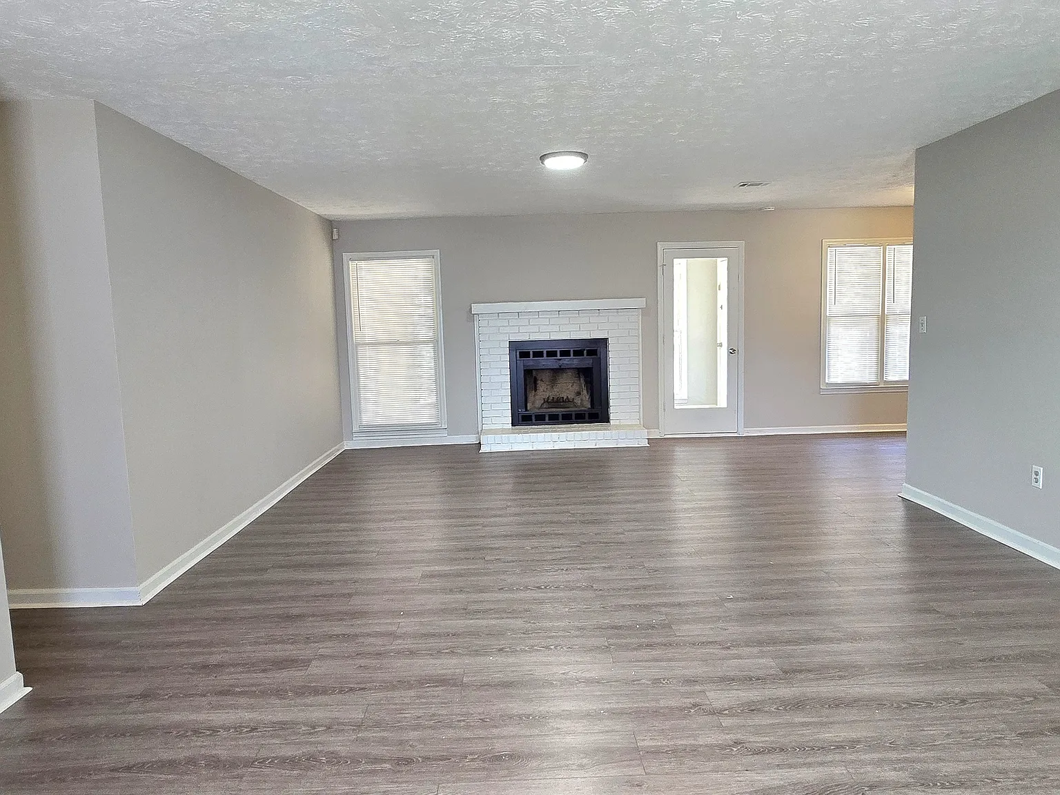 3 bed, 2.0 bath, 1320 sqft, $1,900 — Photo 2