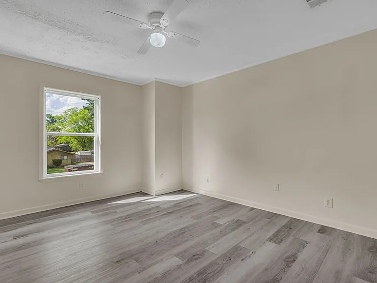 400 Forrest Blvd #15 — Photo 12