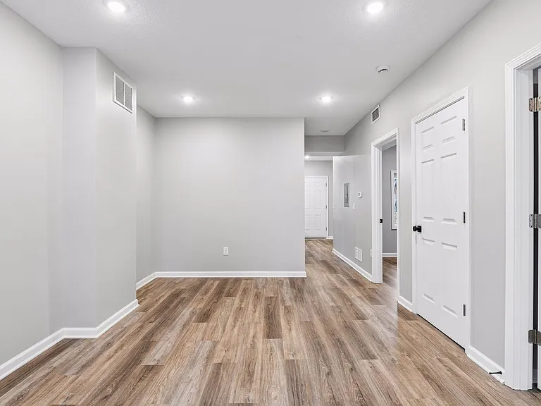 301 17th Ave Ne — Photo 4