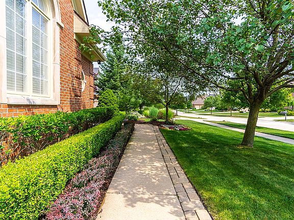 3rd image of 24525 Wedgewood Dr