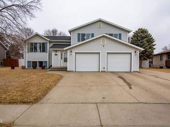 185 Stuttgart Dr, Bismarck, ND 58504