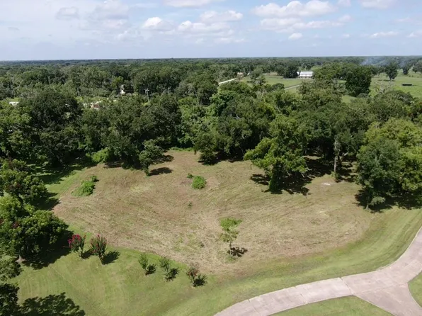 130 Sally Lake Ct, Angleton, TX 77515