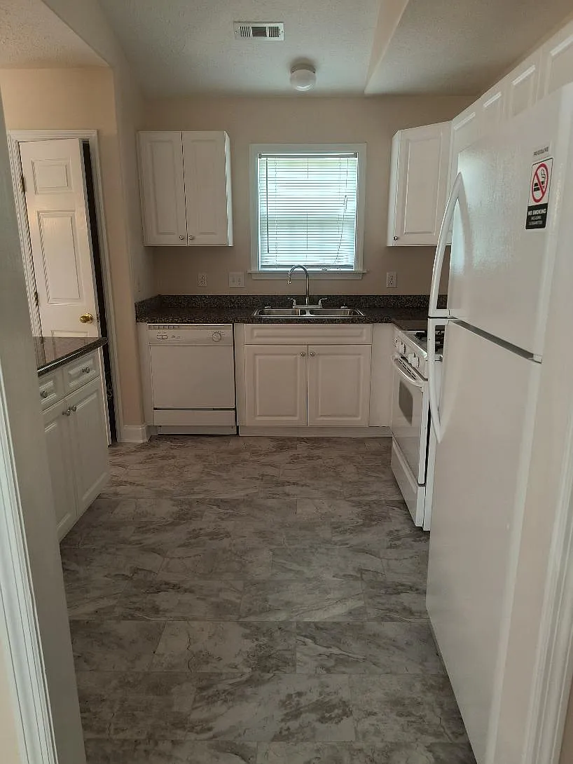 136 Corinth Dr — Photo 2