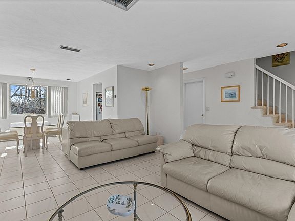 5th image of 96 Woodland Ave S