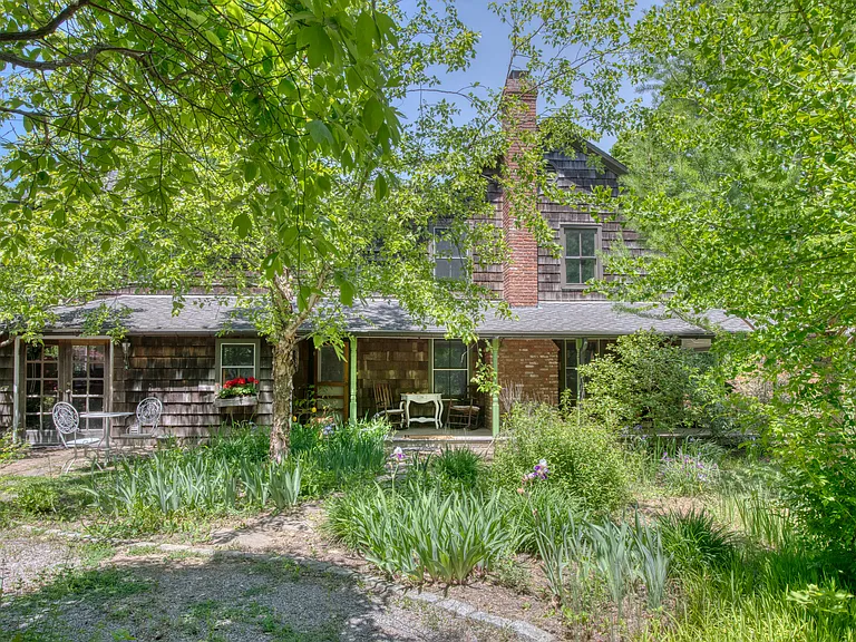 733 Herricks Ln — Photo 9