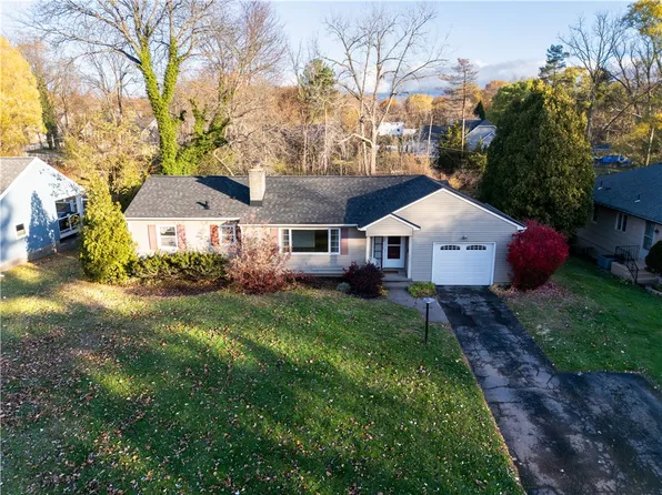 32 Valley Brook Rd, Penfield, NY 14526