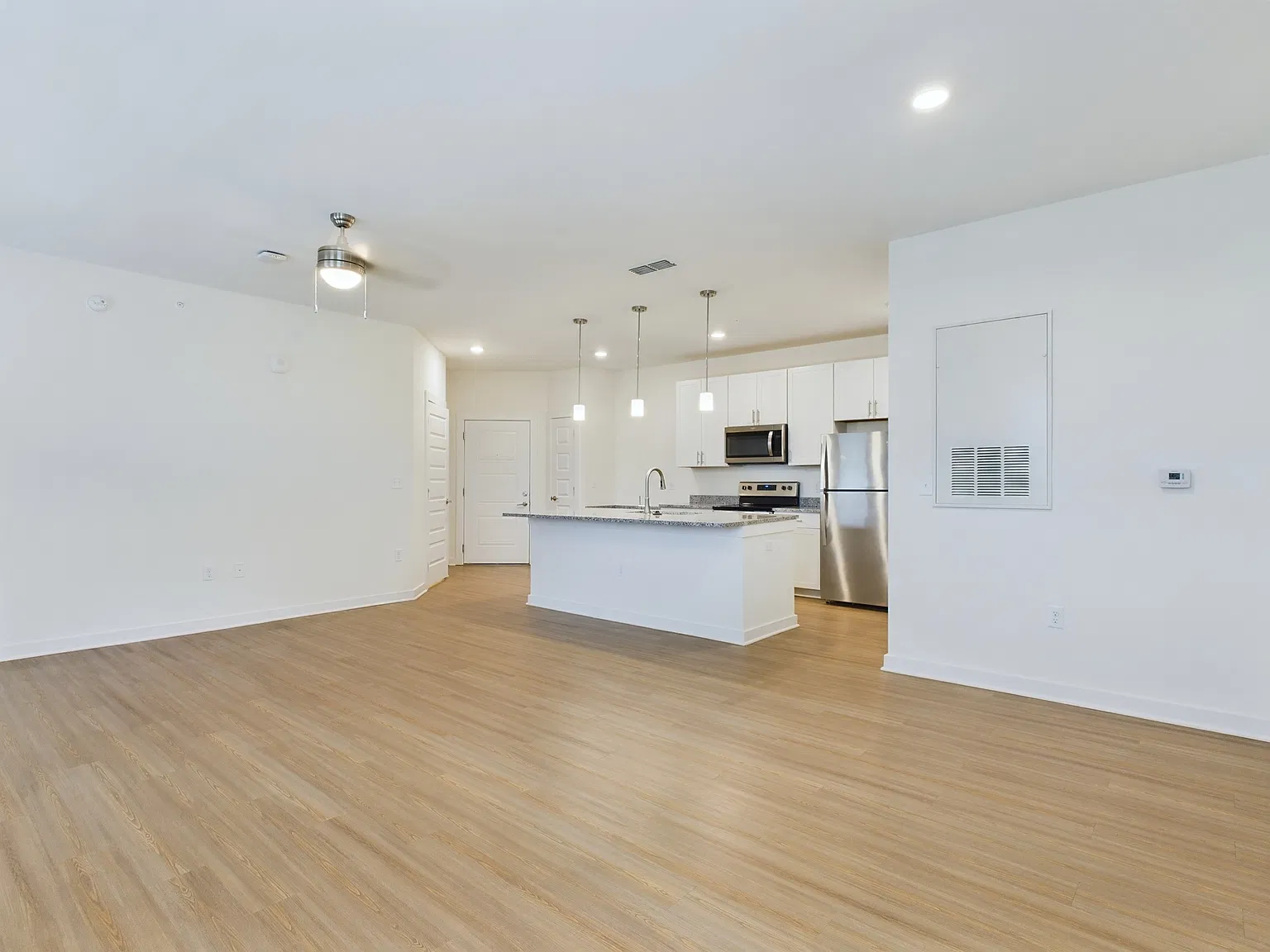 1 bed, 833 sqft, $1,409 — Photo 2