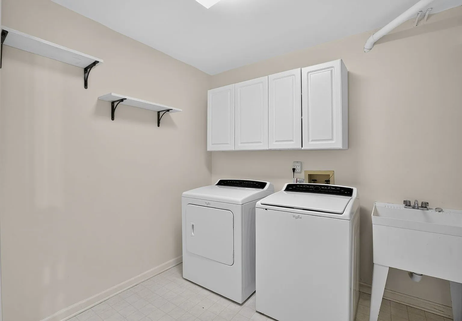 4 bed, 3.0 bath, 3750 sqft, $3,500 — Photo 3
