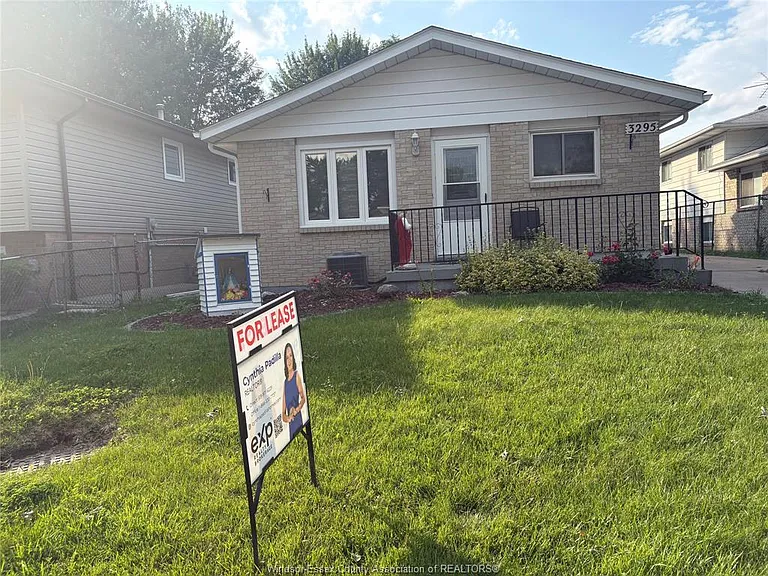 3295 Aurora Dr — Photo 2