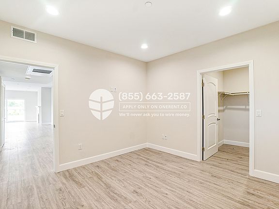 5th image of 5432 Hermitage Ave #302