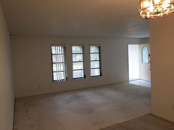 5th image of 304 SW 41st Ter