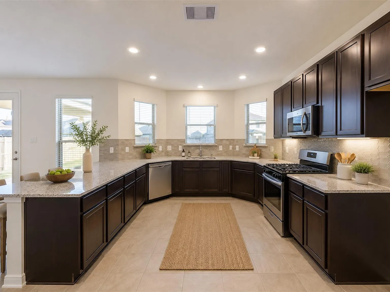 3 bed, 2.5 bath, 2070 sqft, $2,300 — Photo 2