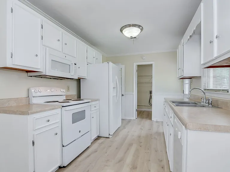 373 Westmont Dr — Photo 13