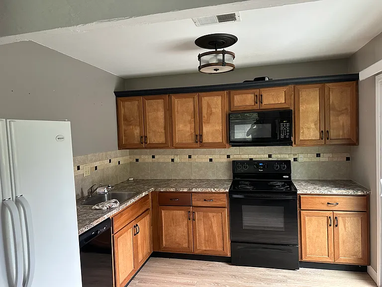 409 Far Hill Dr — Photo 3