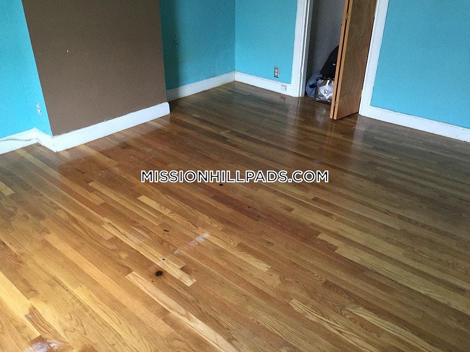 2nd image of 682 Parker St #2P