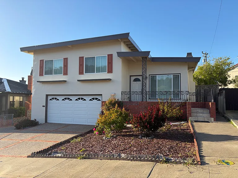 748 Serra Dr — Photo 2