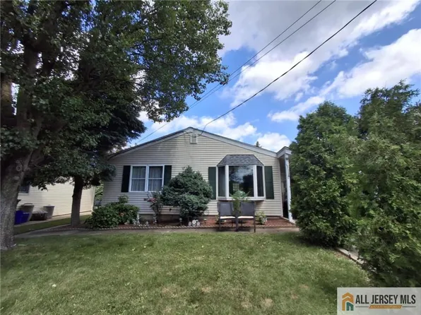 85 Pinetree Dr, Parlin, NJ 08859